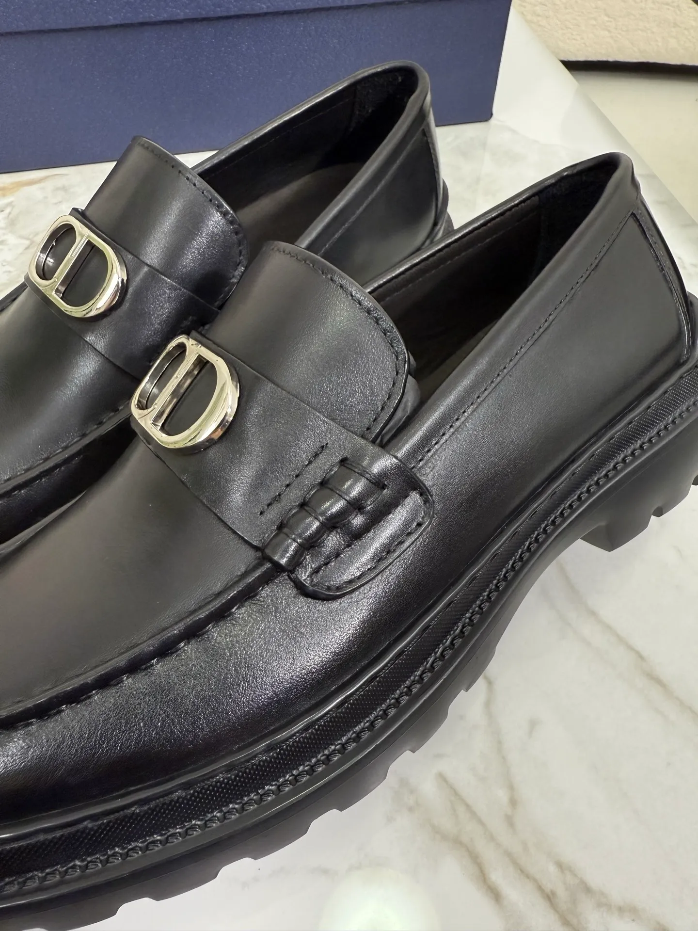 [ DIOR ] Top P: 820💰 ▪️Size: 39-44 (customized for 38.45) Top male leather shoes DIOR Dior combines high-quality materials and exquisite details. The imported cowhide leather upper is embellished with Gancio buckles, showing a luxurious style. Imported cattle. TP sole is light and flexible in texture